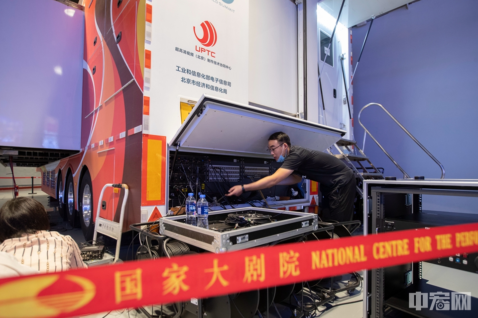 8月8日，停放在北京国家大剧院内的“8K+5G”转播车，工作人员在为转播车进行调整。