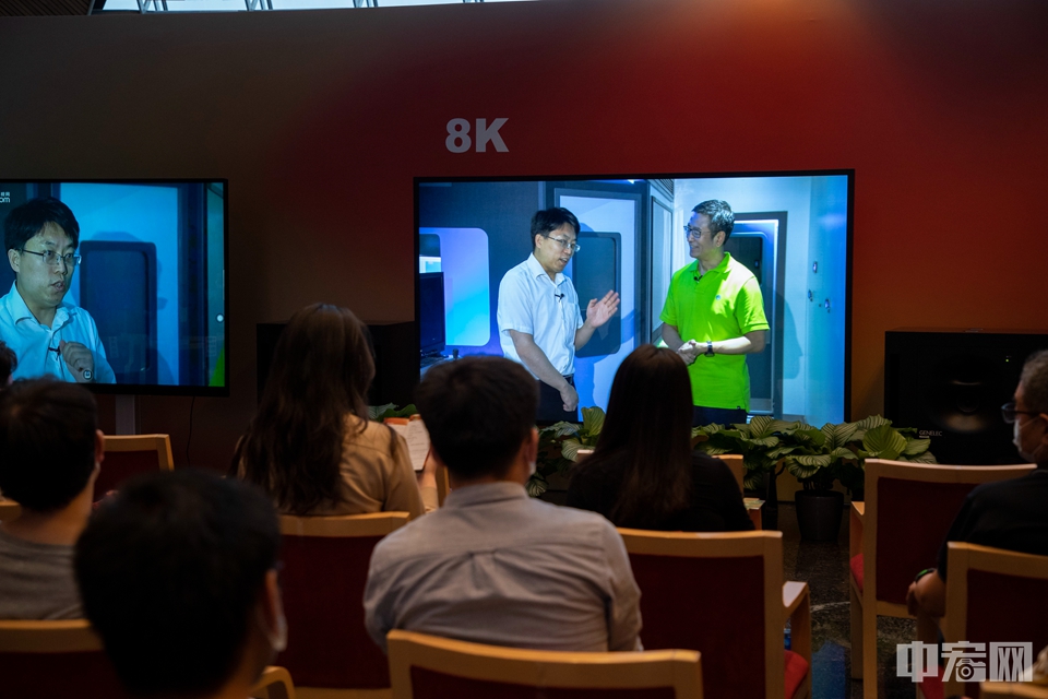 8月8日，著名主持人白岩松登上全球首台“8K+5G”超高清视频全业务转播车对话北京市经信局总工程师顾瑾栩，带领观众们全方位了解转播车内的奥秘。