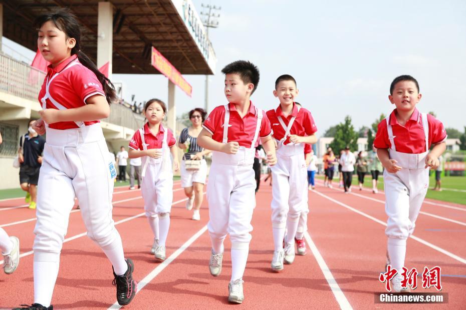 8月8日，北京市天坛体育活动中心田径场，小朋友在慢跑中。当日，北京市天坛体育活动中心举行了全民健身跑步活动，市民以慢跑的方式迎接“全民健身日”的到来。 中新社记者 蒋启明 摄