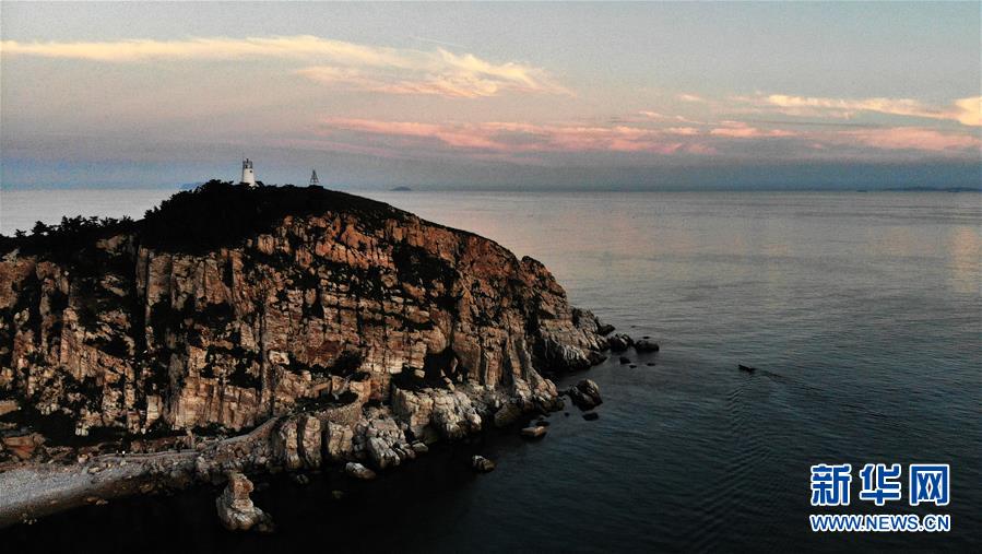 这是8月9日拍摄的山东省长岛综合试验区砣矶岛（无人机照片）。 近年来，山东省长岛综合试验区不断加大生态保护力度，区域内诸岛尽显秀美的美丽生态海岛自然风貌。 新华社记者 王凯 摄