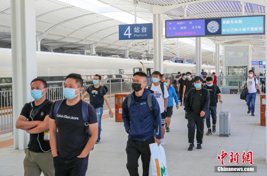 8月10日，京张高铁G8811次列车抵达太子城站，乘客有序走出站台。随着北京新冠肺炎疫情形势好转，乘坐京张高铁出行的乘客逐渐增多。 中新社记者 贾天勇 摄