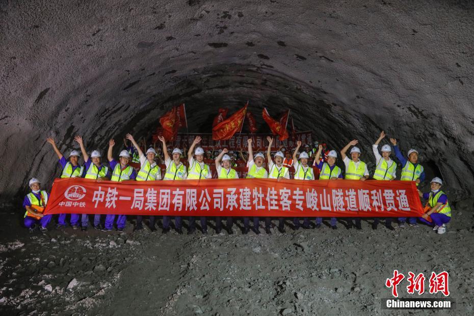 图为工作人员庆祝牡佳客专峻山隧道顺利贯通。 中新社记者 吕品 摄