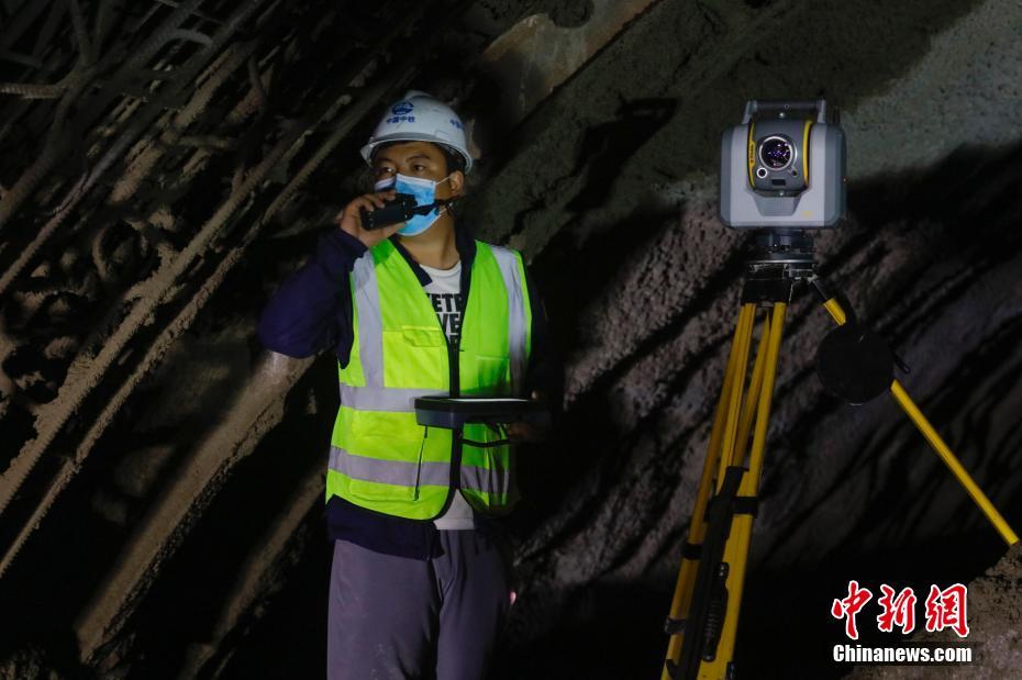 图为工作人员进行隧道洞内施工测量。 中新社记者 吕品 摄