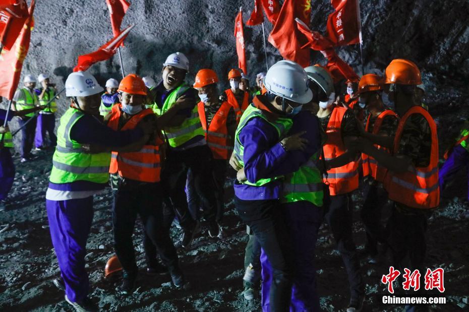 8月10日，中国最北端高铁——牡佳高铁建设迎来关键性节点，经过1036天的不懈奋斗，最后一座隧道——峻山隧道顺利贯通，至此，牡佳高铁全线34座隧道已全部贯通。峻山隧道全长4525米，洞身最大埋深约190米，该隧道施工的最大难点在于隧道围岩差、变化快，且冬季施工漫长，施工难度较高。图为工作人员庆祝牡佳客专峻山隧道顺利贯通。 中新社记者 吕品 摄
