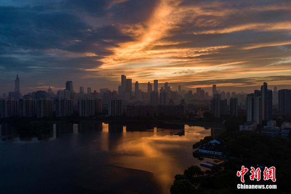 8月12日清晨，南京上空迎来绚丽朝霞，放眼望去，令人格外舒心。泱波 摄