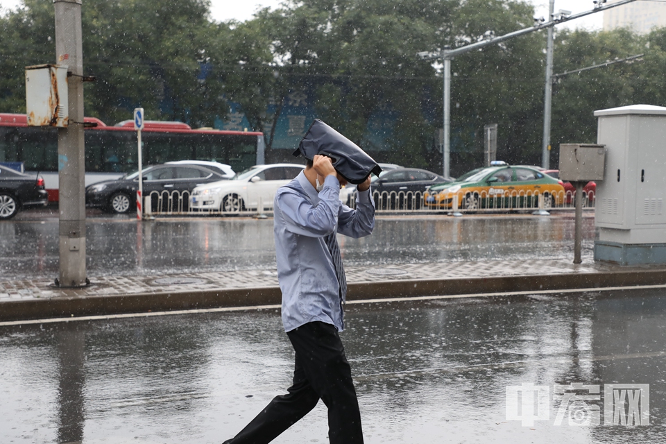 民众冒雨出行。 中宏网记者 富宇 摄