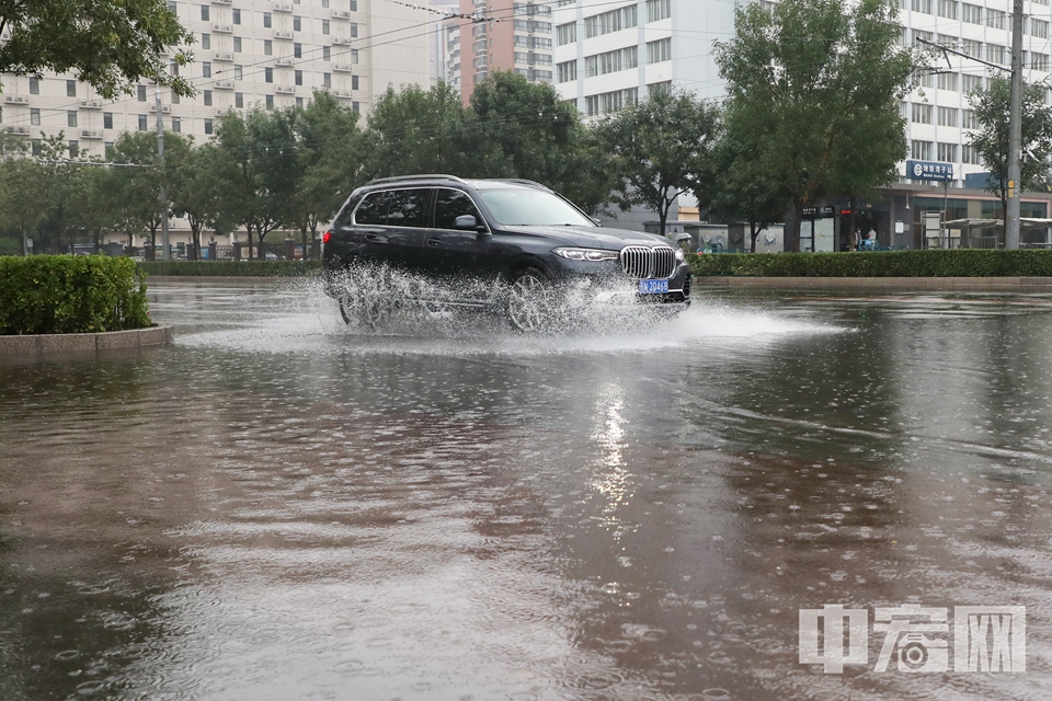 在广安路附近，车辆涉水前行。 中宏网记者 富宇 摄