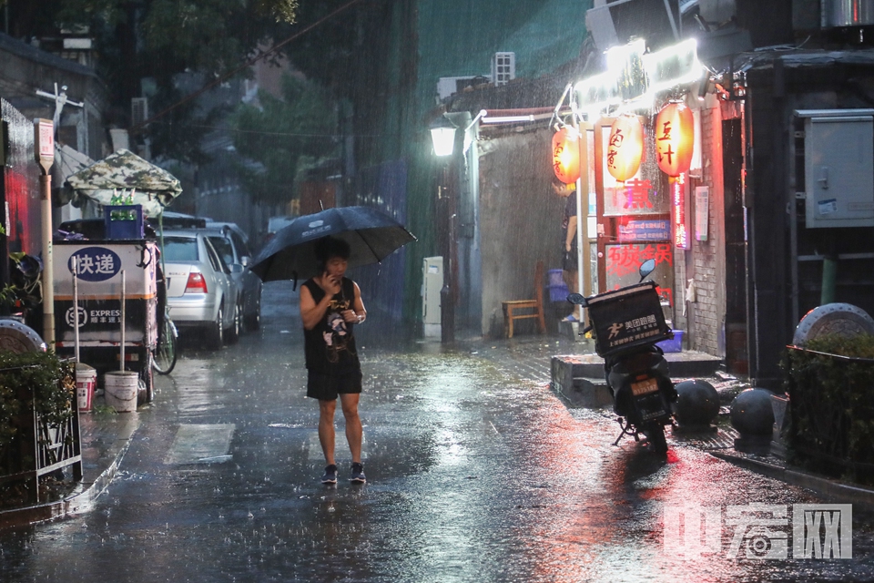 8月12日，北京迎来今年汛期以来的最强降水。从上午开始，网友们就纷纷在朋友圈“等雨来”，中午时分，一场降雨率先拉开了这场最强降水的序幕。当天傍晚，降水逐渐增多，并在夜间达到高峰。 中宏网记者 富宇 摄