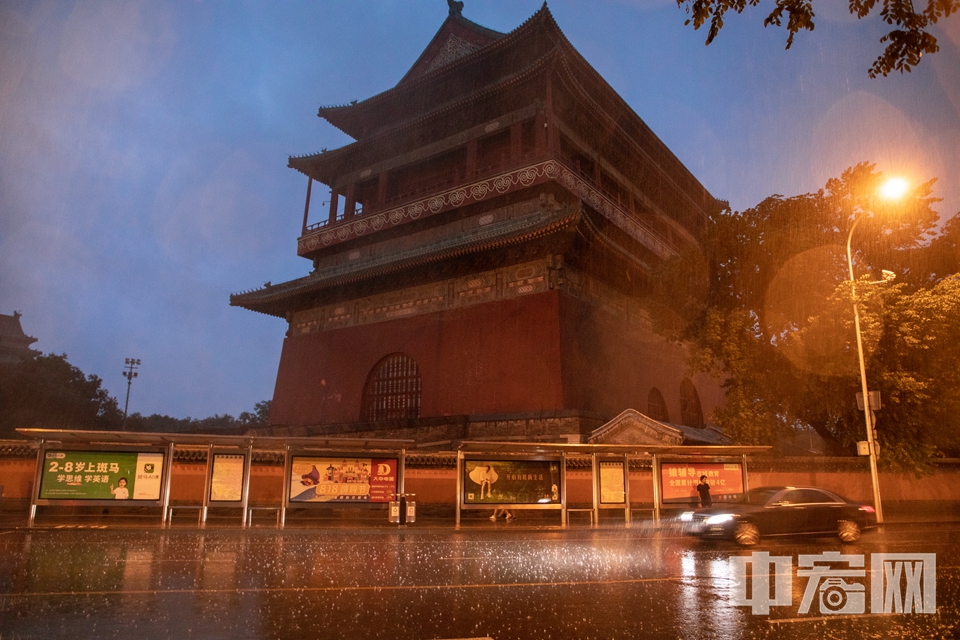 鼓楼迎来大雨。 中宏网记者 富宇 摄