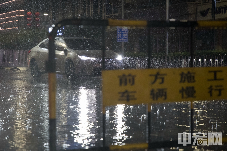 车辆驶过良乡地区积水路段。 中宏网记者 康书源 摄