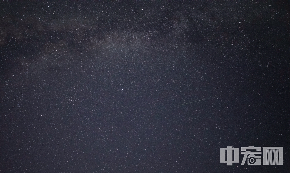 8月13日夜间，流星划过晴朗的夜空，画面迷人。 中宏网记者 富宇 摄