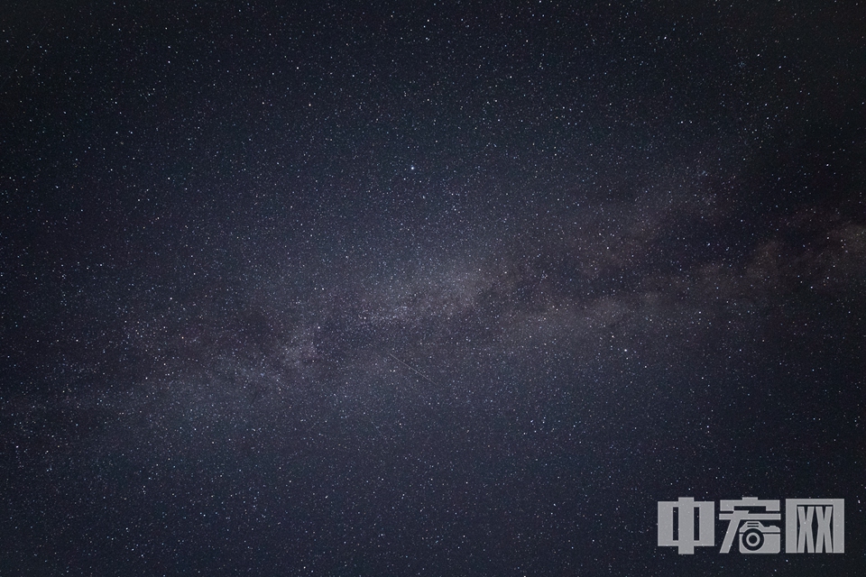 8月13日夜间，流星划过银河，画面迷人。 中宏网记者 富宇 摄