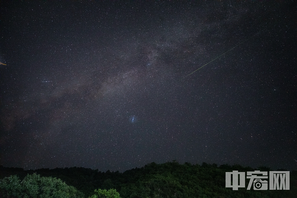 中宏网北京8月14日电（记者 富宇）8月中旬，北半球夏季最动人的天象——英仙座流星雨迎来最佳观赏期。由于8月12日晚间，我国不少地区出现降雨，成为了不少天文爱好者的遗憾。不过8月13日夜间，流星划过雾灵山附近晴朗的夜空，画面依旧迷人。