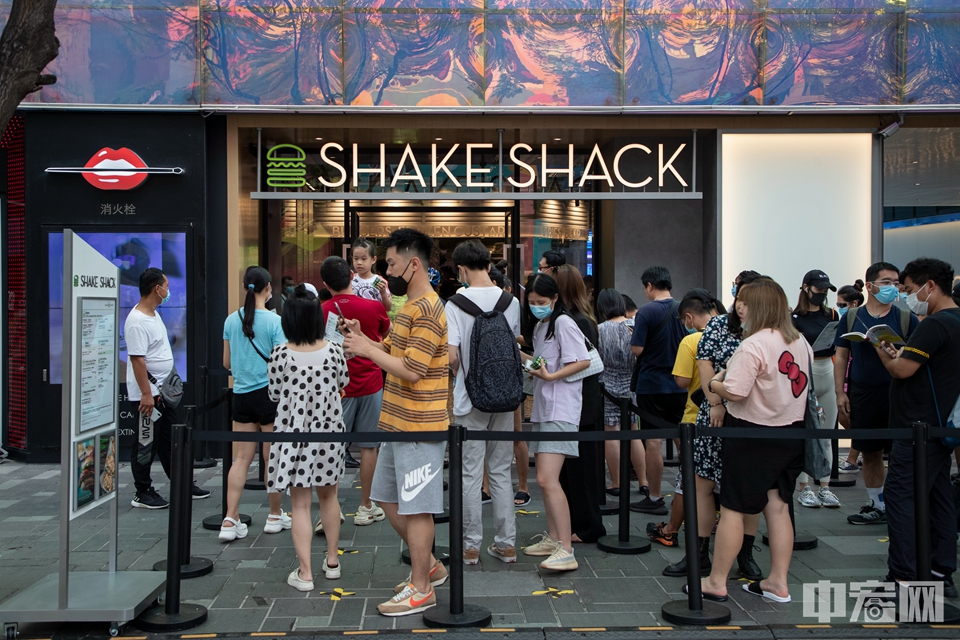 中宏网8月17日电（记者 康书源）近日，来自美国纽约的人气汉堡Shake Shack在北京的首家门店在三里屯开业。这个网红汉堡品牌从2018年进入中国市场以来一直备受关注，在上海开出首店后近两年后才开设了北京首店。