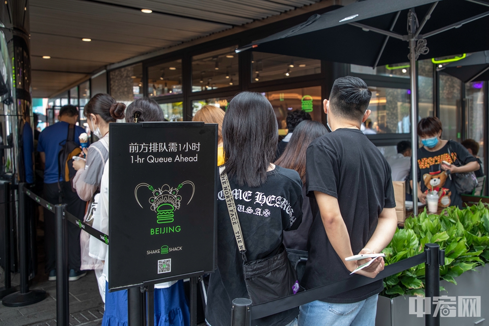 市民排队等待购买Shake Shack，在队尾处需要等待约1小时。