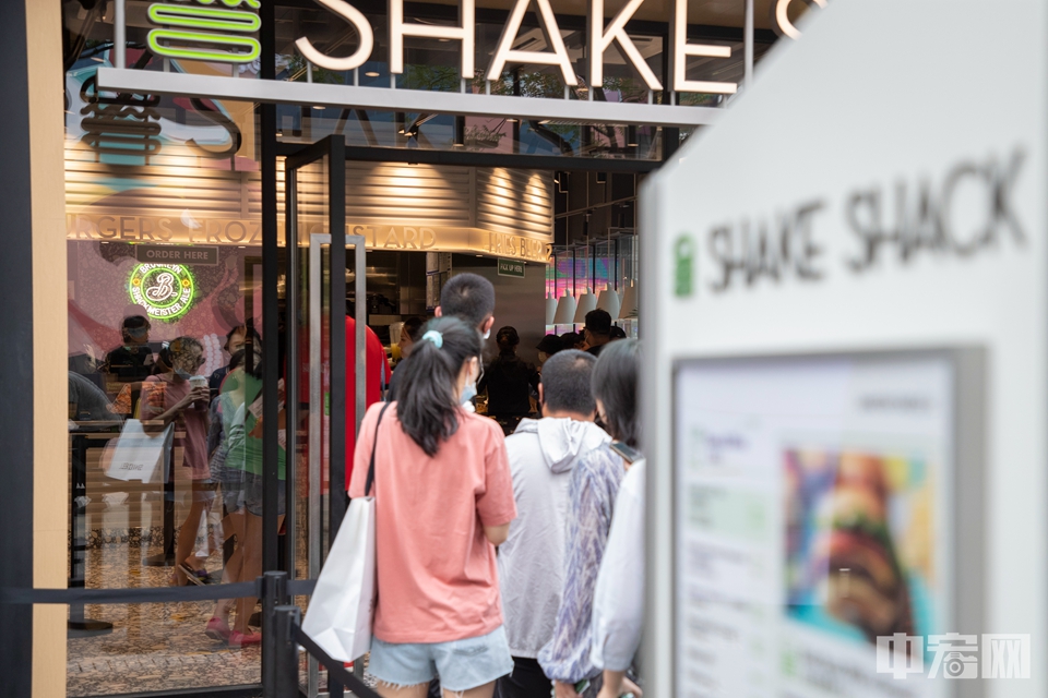 市民等待进入Shake Shack店内。