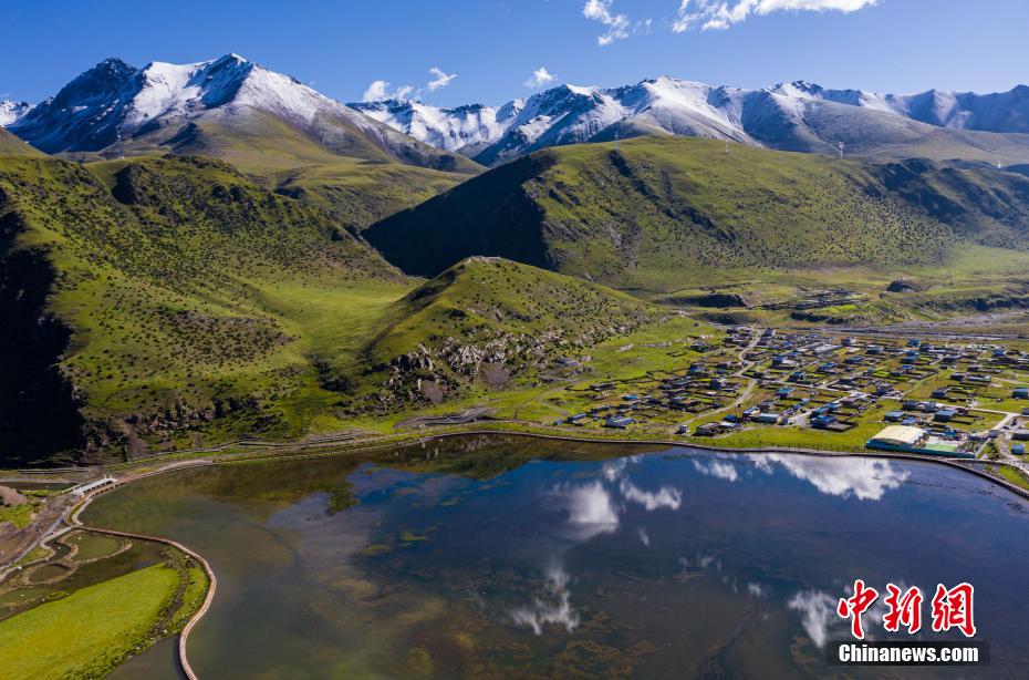 夏日的嘉黎县雪山、湖泊、草地相映成趣。据了解，嘉黎县气候上东部比较特殊，印度洋的暖湿气流沿易贡藏布河谷溯江而上，直抵嘉黎县境内的念青唐古拉山脉南麓，输送了大量宝贵的水分，因此造就迷人的峡谷森林和海洋性冰川。何蓬磊 摄