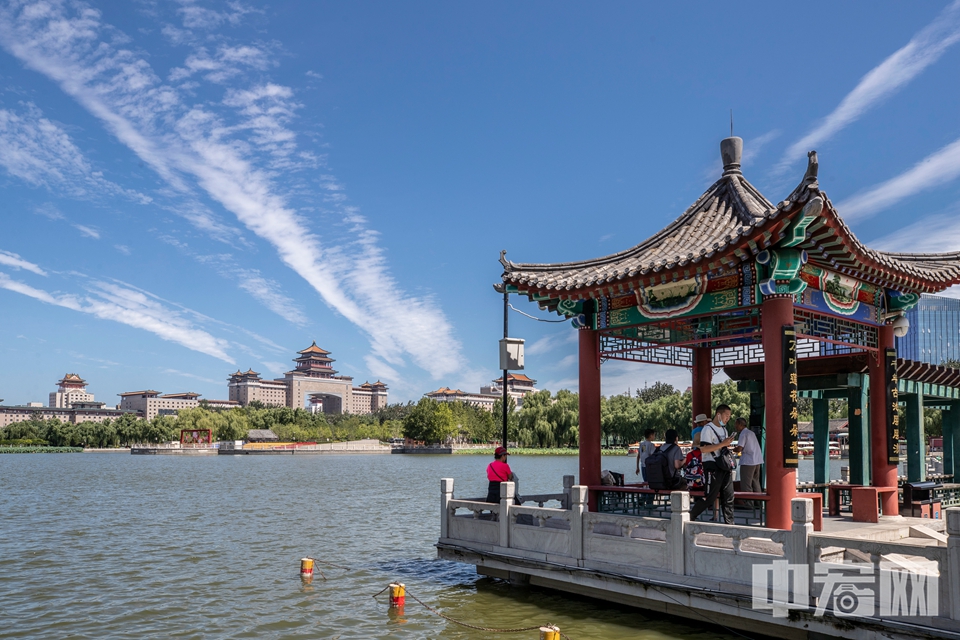 8月24日，告别了一夜的大雨后，北京迎来了迷人的“水晶天“。在莲花池公园，好天气吸引了众多市民走出家门游玩。 中宏网记者 富宇 摄