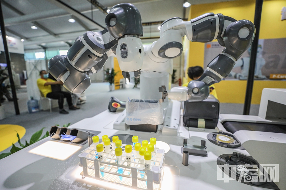 基于ABB双臂协作机器人研发的实验室机器人，能够应用于各类检验检疫实验室。 中宏网记者 富宇 摄