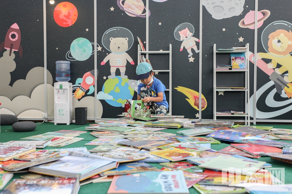 一位小朋友在阅读儿童读物。 中宏网记者 富宇 摄