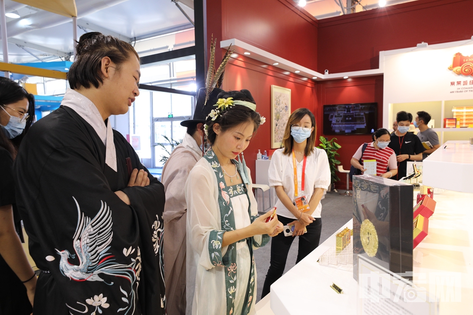 第十五届中国北京国际文化产业博览会(简称“文博会”)是今年中国国际服务贸易交易会的重要组成部分。图为9月7日，在服贸会文化产业展区内，身着古装的观众被故宫文创产品吸引。 中宏网记者 富宇 摄