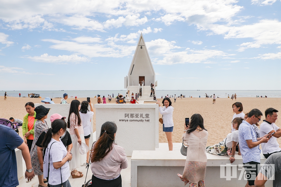 进入9月,天气逐渐凉爽,河北阿那亚社区每天依旧迎来大批游客,网红景点