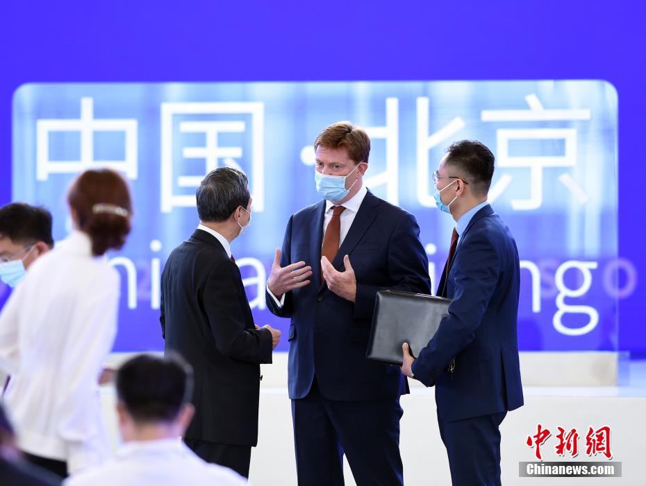 9月12日，全球创业者峰会在北京举行，亚洲基础设施投资银行副行长兼秘书长艾德明爵士（Sir Danny Alexander）出席并发表主题演讲。图为艾德明（右二）在会前与嘉宾交流。 中新社记者 侯宇 摄