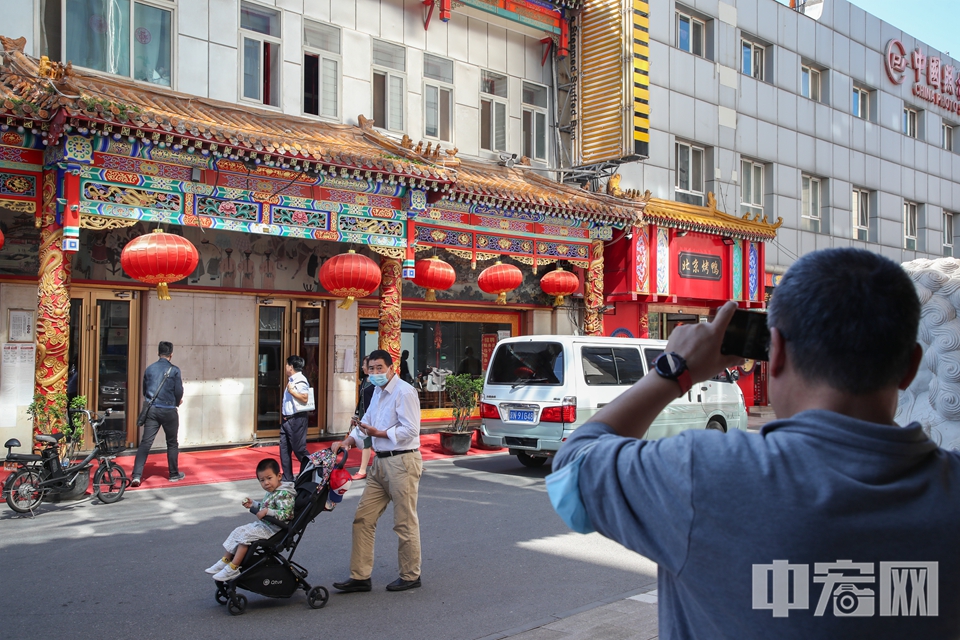 市民在狗不理门前驻足拍照。 中宏网记者 富宇 摄