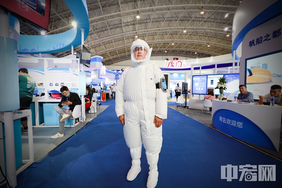 工作人员穿戴展示一款防疫医用正压一体式防护服。