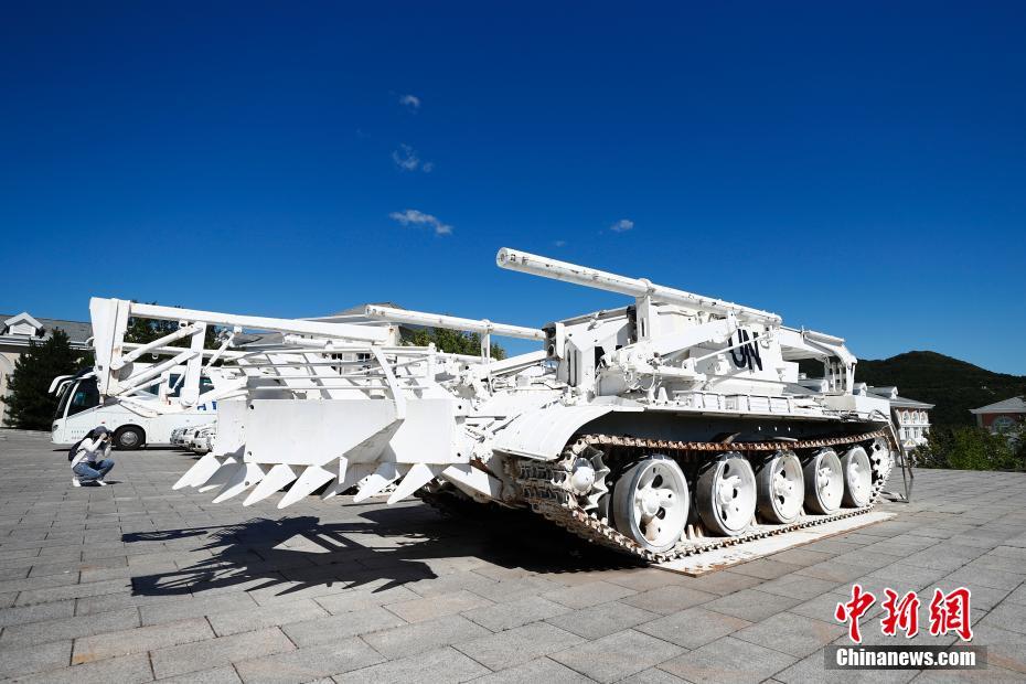 中国国防部维和事务中心培训基地内展示的履带式综合扫雷车，该车于2006年4月至2012年1月赴联合国驻黎巴嫩临时部队执行人道主义扫雷任务。 中新社记者 富田 摄
