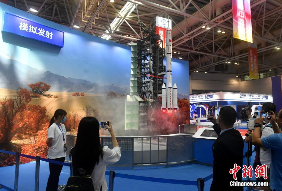 9月18日，福建福州，模拟发射展区吸引参观者。当日，以“弘扬航天精神，拥抱星辰大海”为主题的2020年中国航天大会在福州启幕。 中新社记者 吕明 摄