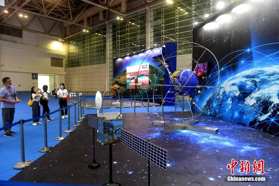 9月18日，福建福州，北斗导航展区吸引参观者。当日，以“弘扬航天精神，拥抱星辰大海”为主题的2020年中国航天大会在福州启幕。 中新社记者 吕明 摄