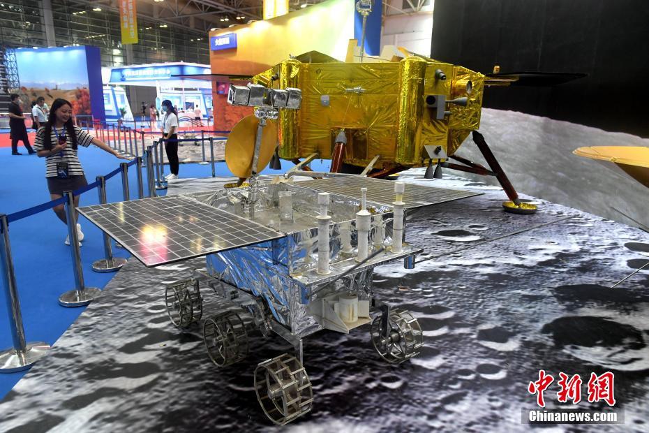 9月18日，福建福州，月球探测展区吸引参观者。当日，以“弘扬航天精神，拥抱星辰大海”为主题的2020年中国航天大会在福州启幕。 中新社记者 吕明 摄