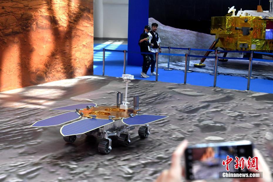 9月18日，福建福州，火星探测展区吸引参观者。当日，以“弘扬航天精神，拥抱星辰大海”为主题的2020年中国航天大会在福州启幕。 中新社记者 吕明 摄