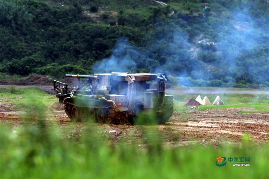 综合扫雷车接到打击指令向任务区域机动。张文举 摄 图片来源：中国军网