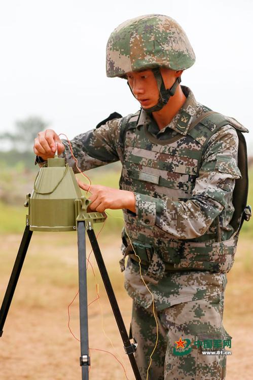 操作手安装爆破器引信。张文举 摄 图片来源：中国军网
