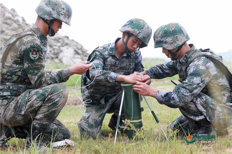 操作手连接掩体爆破器引爆装置。张文举 摄 图片来源：中国军网