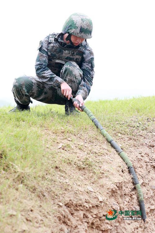 使用柔性连接爆破器对土坎实施爆破。张文举 摄 图片来源：中国军网