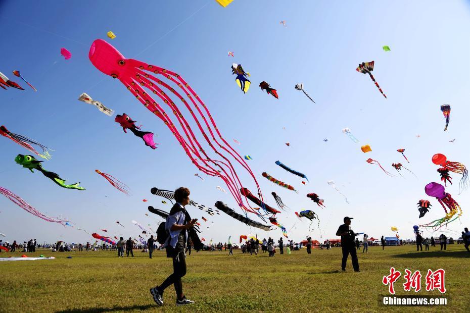 9月26日，第37届潍坊国际风筝会在“鸢都”山东潍坊开幕，吸引各地游客前来观众。本届风筝会上，700余名风筝爱好者齐聚现场展示风筝花样和放飞技巧。30多个风筝团体在20多个国家和地区通过线上方式展示风采。 中新社记者 沙见龙 摄
