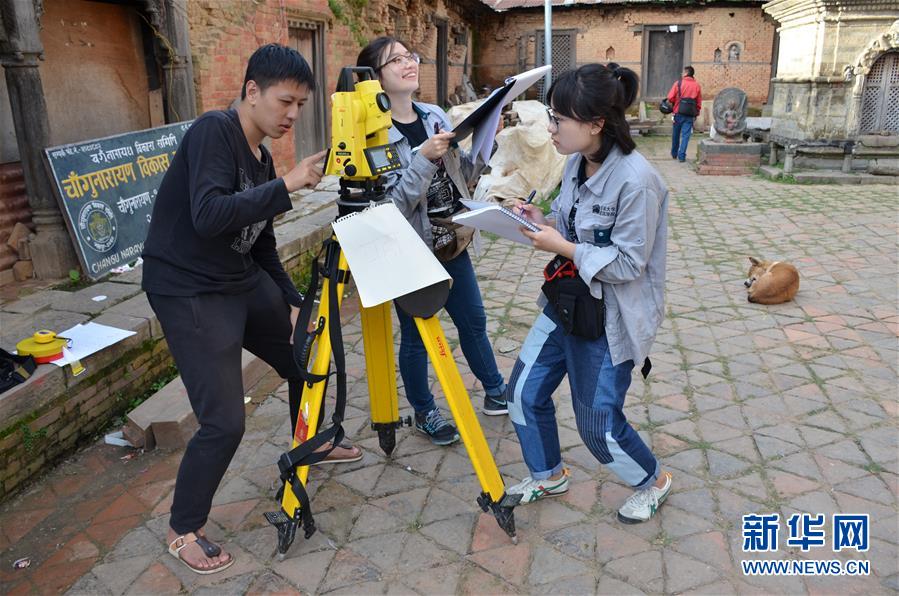 2017年9月2日，东南大学学生在尼泊尔昌古纳拉扬神庙建筑群测绘。 新华社发（东南大学供图）