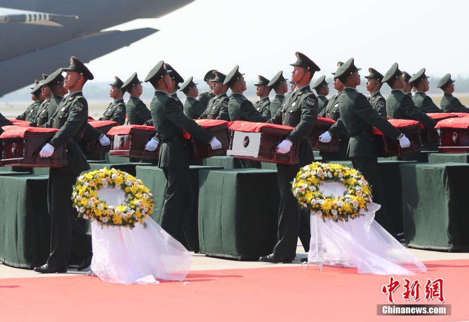 图为礼兵将殓放志愿军烈士遗骸的棺椁准备护送至军用车辆。中新社记者 于海洋 摄