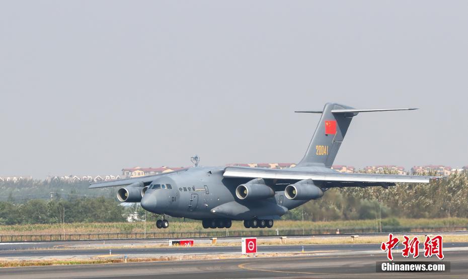 图为运送志愿军烈士遗骸的空军专机准备降落沈阳桃仙国际机场。中新社记者 于海洋 摄