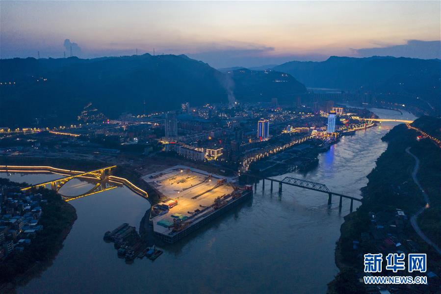 “万里长江第一港”水富港扩能工程稳步推进，建成后将成为云南最大内陆港口和多式联运的枢纽（8月10日摄，无人机照片）。新华社记者 江文耀 摄