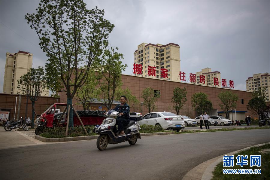 在云南省昭通市靖安新区，54岁的搬迁户吴兆康主动申请担任了靖安新区“楼栋长”（8月8日摄）。新华社记者 江文耀 摄