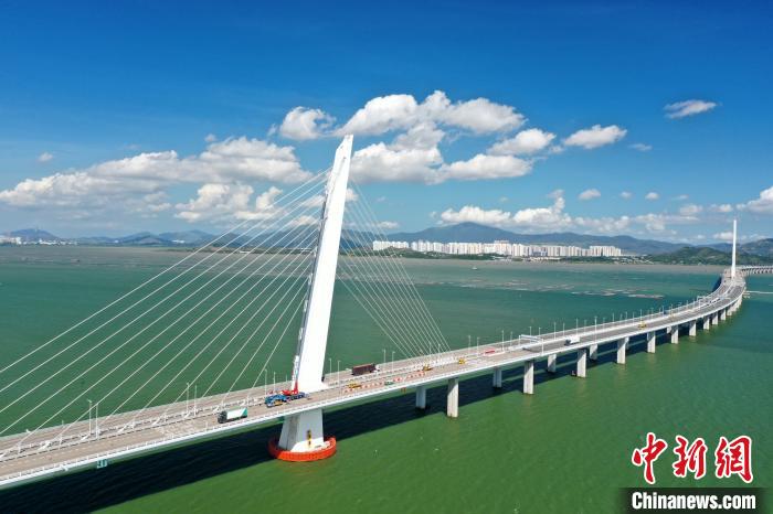 图为深圳湾跨海大桥。　陈文 摄
