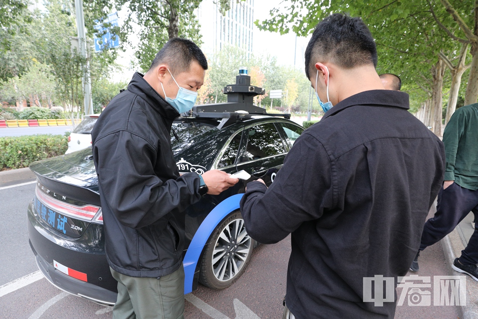 工作人员对乘客进行体温测量。