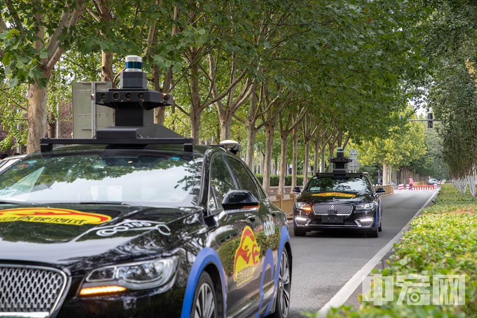 目前测试中的无人出租车均为林肯MKZ车型，在车的四周和顶部搭载着探测仪器和传感器，用于识别道路上来往的车辆、行人以及路标等。