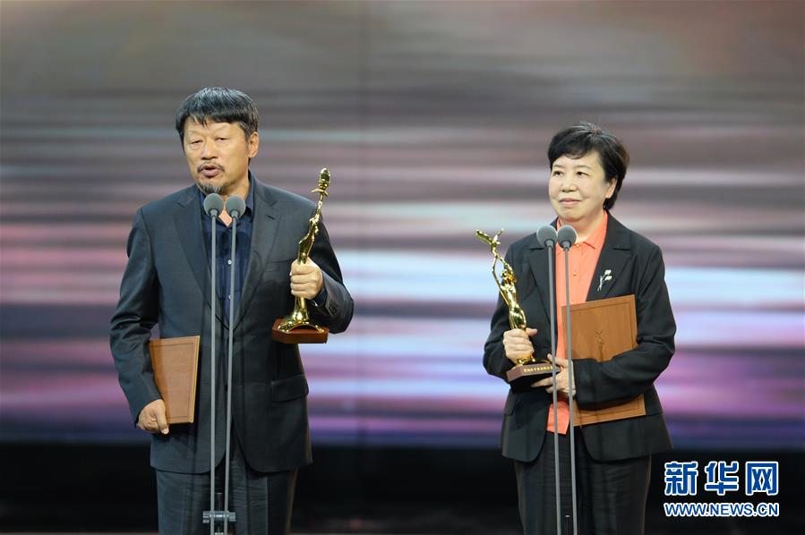 10月18日，孔笙（左）凭借《大江大河》获得最佳导演奖，马继红（右）凭借《外交风云》获得最佳编剧奖。 当晚，第30届中国电视金鹰奖各大奖项在长沙揭晓。 新华社记者 陈振海 摄