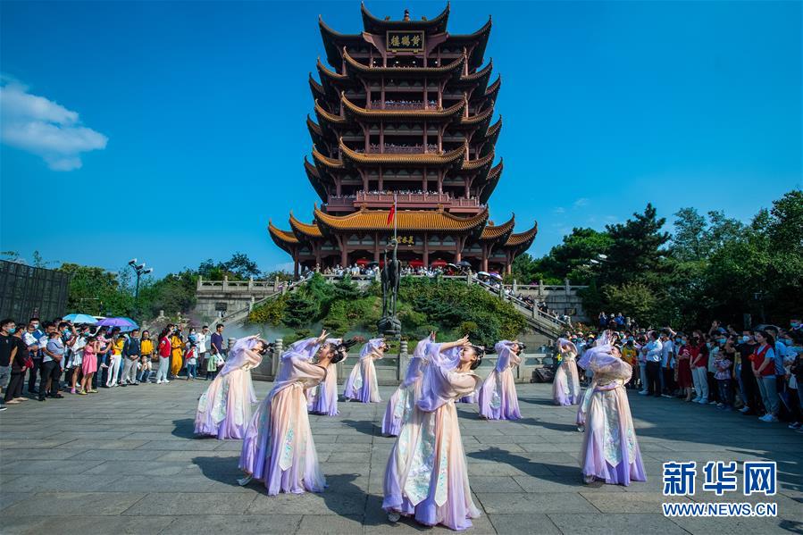 游客在湖北武汉黄鹤楼景区观看演出（10月1日摄）。新华社记者 肖艺九 摄
