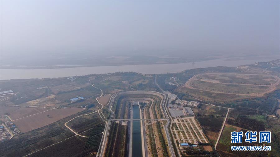 这是10月16日在郑州拍摄的南水北调中线穿黄工程（无人机照片）。 新华社记者 刘诗平 摄